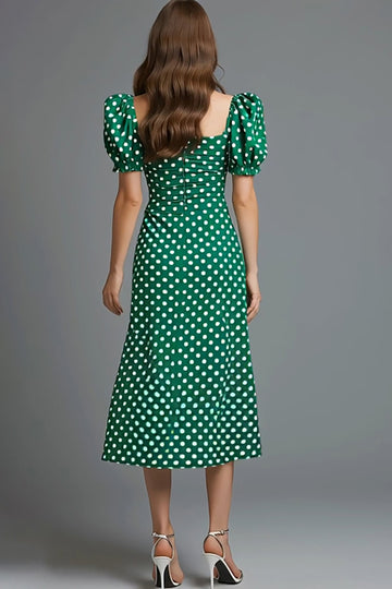 Robe fourreau col carré en satin vert longueur thé à pois